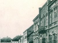 Ulica Artura Turkulina 9  Kuća obitelji Cettolo sagrađena je u drugoj polovici 19. stoljeća u stilu arhitekture historicizma i neoklasicizma s elementima neobaroka. Tijekom vremena pročelje je izgubilo izvorni oblik s uličnim balkonom i naglašenim srednjim dijelom istake na krovu. Nakon II. svjetskog rata ovdje je neko vrijeme bio internat, zatim i prostorije Petrinjskog radija.